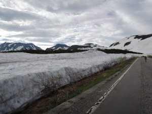 汚れた雪の壁 汚れた雪の壁