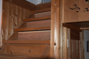 階段蹴込み板の隙間